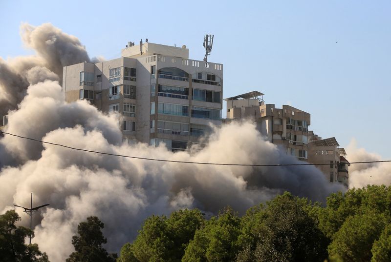 &copy; Reuters. Smoke rises after an Israeli strike on a building in Tayouneh neighborhood, near a central park, amid the ongoing hostilities between Hezbollah and Israeli forces, in Beirut, Lebanon, November 15, 2024. REUTERS/Mohammed Yassin