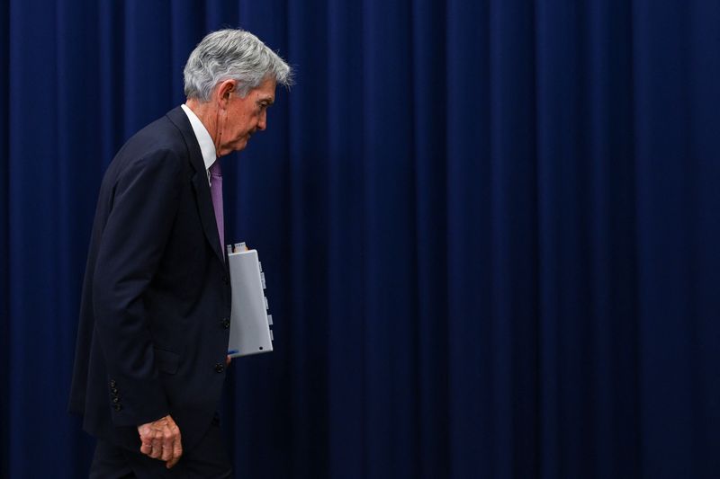 © Reuters. U.S. Federal Reserve Chair Jerome Powell walks on the day of a press conference following a two-day meeting of the Federal Open Market Committee on interest rate policy in Washington, U.S., November 7, 2024. REUTERS/Annabelle Gordon/File Photo