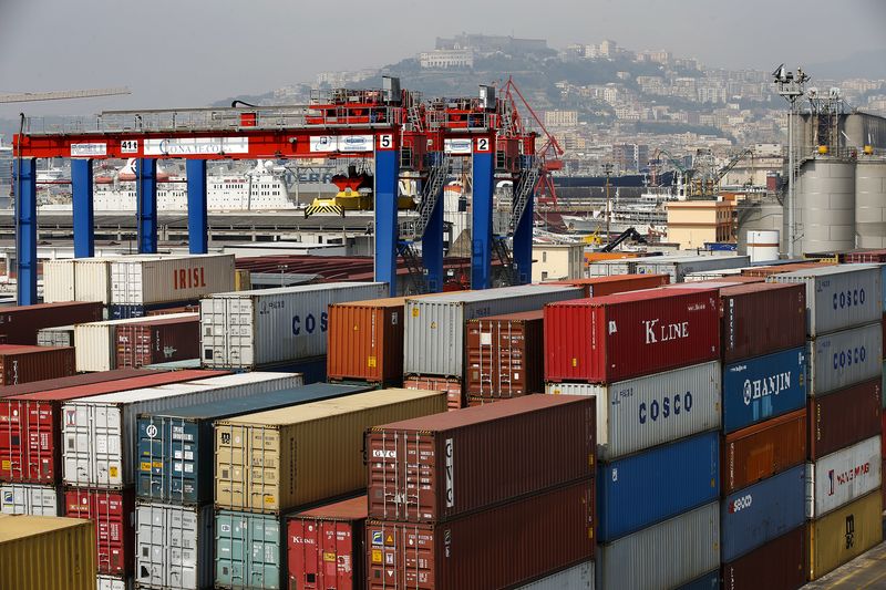 &copy; Reuters. Container al porto di Napoli il 13 luglio 2013. Foto scattata il 13 luglio 2013. REUTERS/Tony Gentile