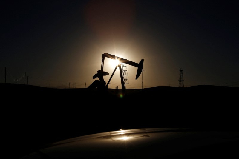 &copy; Reuters. Una pompa petrolifera all'alba vicino a Bakersfield, California, il 14 ottobre 2014. REUTERS/Lucy Nicholson/File Photo