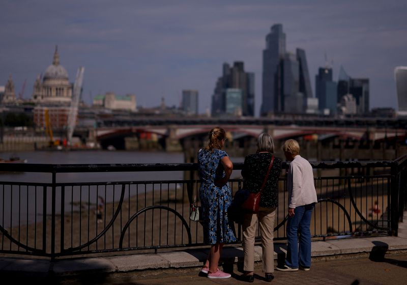 &copy; Reuters. FILE PHOTO: People look out at St Paul’s Cathedral and the financial district in London, Britain, August 27, 2024. REUTERS/Hannah McKay/File photo