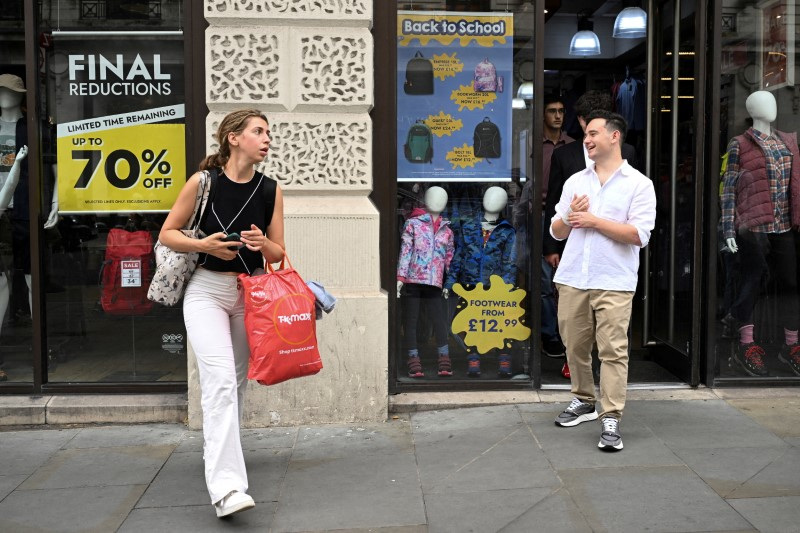  Shoppers walk past a store in Piccadilly Circus in London, Britain, September 2, 2024. REUTERS/Jaimi Joy/File Photo