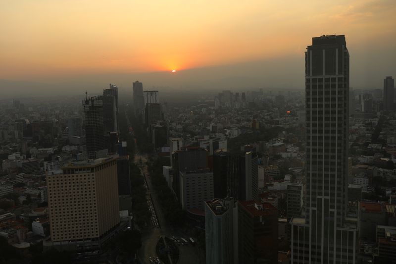 © Reuters. FILE PHOTO: A view of the skyline during a sunset along Reforma Avenue in Mexico City, Mexico, November 6, 2023. REUTERS/Jose Luis Gonzalez/File photo 