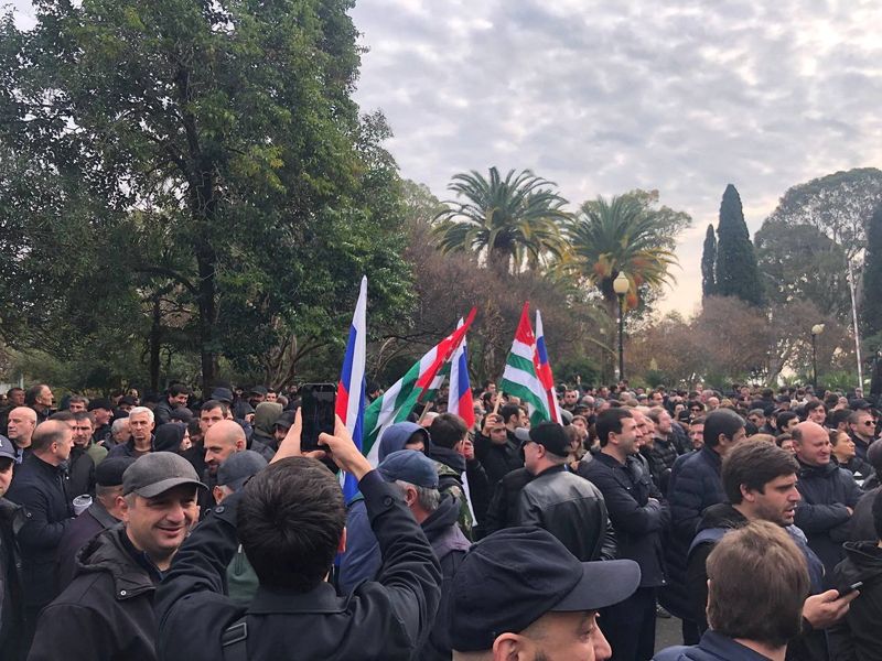 © Reuters. Protesters rally outside the parliament building in Sukhumi (Sukhum), the capital of Georgia's breakaway region of Abkhazia November 15, 2024.  DNA News Abkhazia/Handout via REUTERS