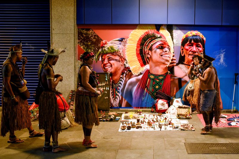 © Reuters. Brazilian Pataxo indigenous people attend the Global Alliance Against Hunger and Poverty festival on the sidelines of the G20 summit, in Rio de Janeiro, Brazil November 14, 2024. REUTERS/Tita Barros