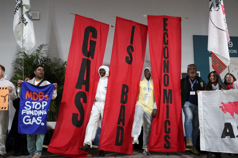 &copy; Reuters. Global environmental activists protest against the gas industry during the United Nations Climate Change Conference (COP29), in Baku, Azerbaijan November 15, 2024. REUTERS/Murad Sezer