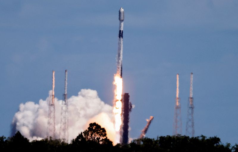 © Reuters. FILE PHOTO: A SpaceX Falcon 9 rocket is launched, carrying 23 Starlink satellites into low Earth orbit in Cape Canaveral, Florida, U.S. May 6, 2024. REUTERS/Joe Skipper/File Photo