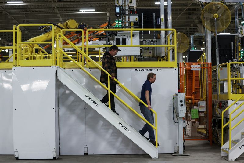 © Reuters. Employees walk at the factory, during the opening of automaker General Motors (GM) Brightdrop unit's CAMI EV Assembly, Canada's first full-scale electric vehicle manufacturing plant, in Ingersoll, Ontario, Canada December 5, 2022.  REUTERS/Carlos Osorio/File Photo