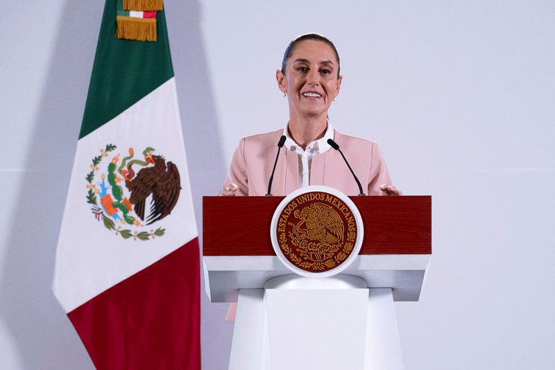 © Reuters. FILE PHOTO: Mexico's President Claudia Sheinbaum speaks at a press conference during which she said her government had sent a 