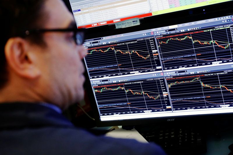 &copy; Reuters. Un trader guarda il calo del mercato azionario sul suo schermo poco prima della chiusura alla Borsa di New York, Stati Uniti, 6 aprile 2018. REUTERS/Lucas Jackson