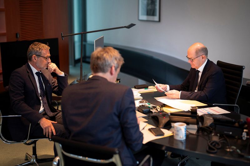 &copy; Reuters. German Chancellor Olaf Scholz talks to Russian President Vladimir Putin on the phone as foreign and security policy advisor Jens Ploetner and government spokespokesman Steffen Hebestreit look on in Berlin, Germany, November 15, 2024.      Steffen Kugler/B