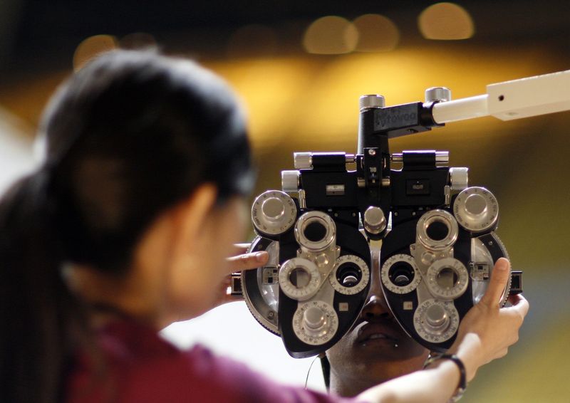 © Reuters. File Photo: A patient undergoes an eye exam in Inglewood, California August 11, 2009.  REUTERS/Mario Anzuoni/File Photo