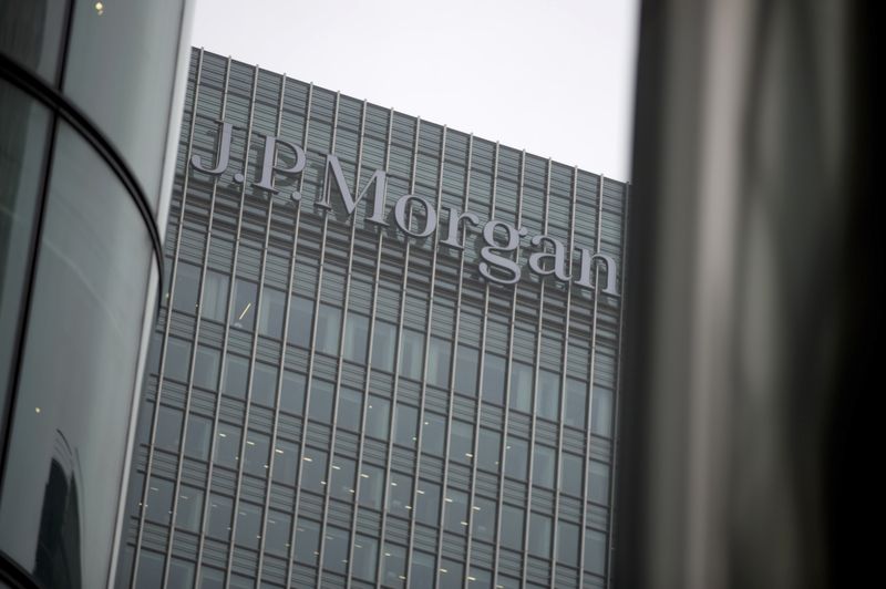 © Reuters. FILE PHOTO: A sign is seen on the Canary Wharf offices of JP Morgan in London September 19, 2013. REUTERS/Neil Hall/File Photo