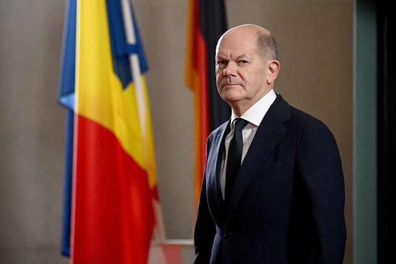 © Reuters. FILE PHOTO: German Chancellor Olaf Scholz walks to meet with Romanian President Klaus Iohannis at the Chancellery for bilateral talks, in Berlin, Germany, November 15, 2024. REUTERS/Annegret Hilse/File Photo