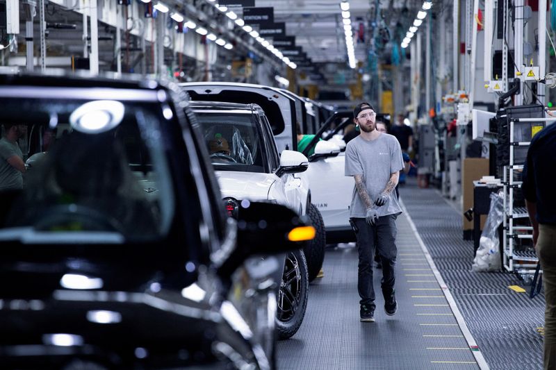 &copy; Reuters. FILE PHOTO: Workers assemble second-generation R1 vehicles at electric auto maker Rivian's manufacturing facility in Normal, Illinois, U.S. June 21, 2024.  REUTERS/Joel Angel Juarez/File Photo