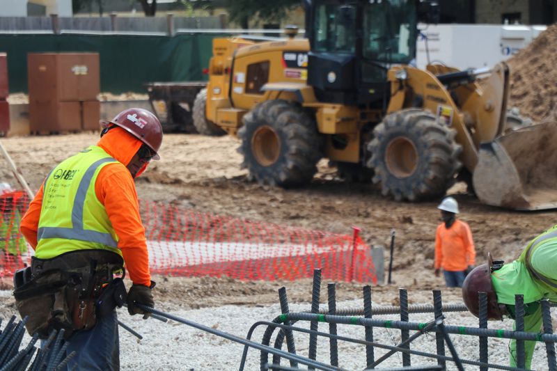 © Reuters. FILE PHOTO: A construction worker handles rebar at a work site in Houston, Texas, U.S. July 14, 2023. REUTERS/Evan Garcia/File Photo