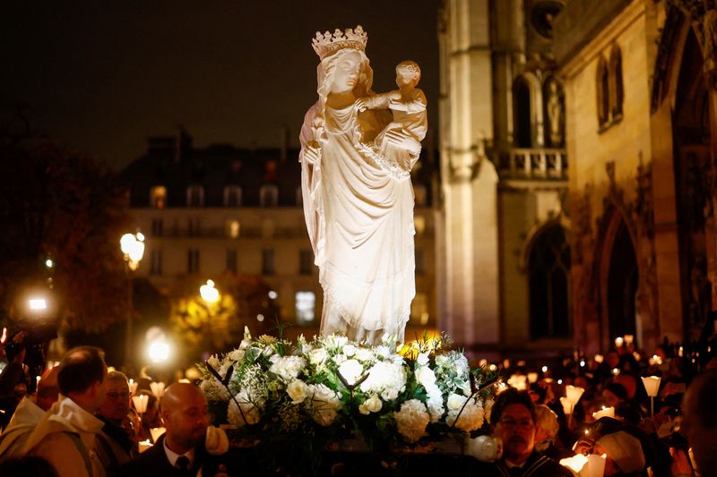 &copy; Reuters. Uma réplica de estatuá de Virgem Maria é carregada durante procissão antes de a estátua original ser levada de volta à Catedral de Notre-Dame, em Paris, Françan15/11/2024nREUTERS/Stephanie Lecocq