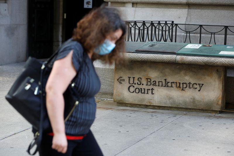 © Reuters. FILE PHOTO: A person walks by the United States Bankruptcy Court for the Southern District of New York in Manhattan, New York City, U.S., August 24, 2020. REUTERS/Andrew Kelly/File Photo