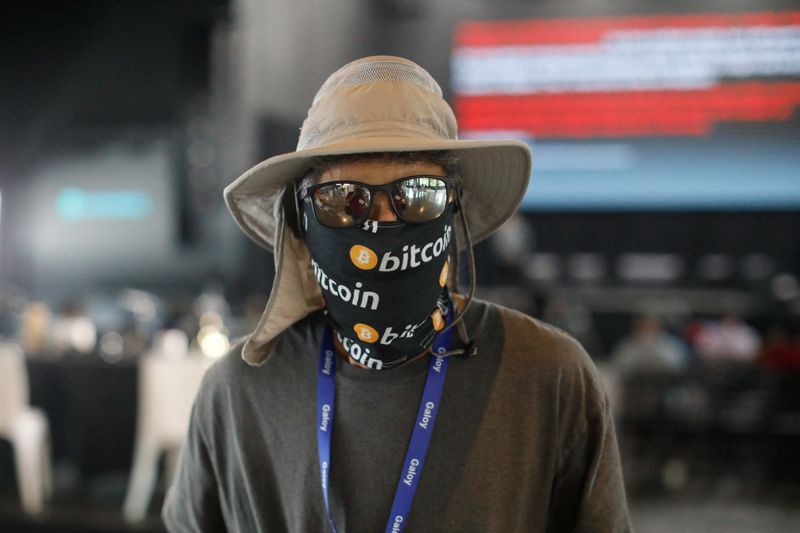 © Reuters. A masked man takes part in a lecture during the launch of Adopting Bitcoin 2024 – The high signal Bitcoin conference for builders, in Nuevo Cuscatlan, El Salvador, November 15, 2024. REUTERS/Jose Cabezas