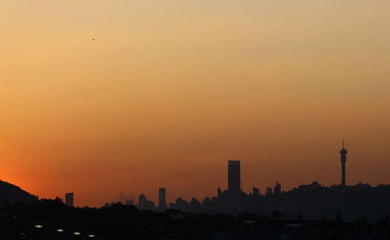 © Reuters. FILE PHOTO: The Hillbrow Tower, an iconic tower used to identify Johannesburg's skyline, is seen as the sun sets, in Johannesburg, South Africa, October 18, 2023. REUTERS/Siphiwe Sibeko/File Photo