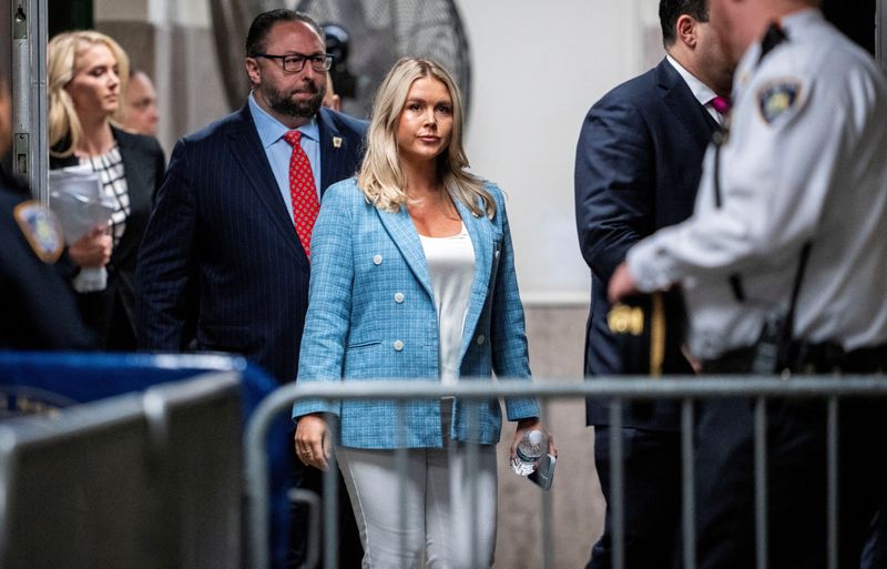 &copy; Reuters. FILE PHOTO: Karoline Leavitt, spokeswoman for former U.S. President Donald Trump, walks into the courtroom behind Trump as she attends the Trump criminal trial at the New York State Supreme Court in New York, New York, Wednesday, May, 29, 2024.     Doug M