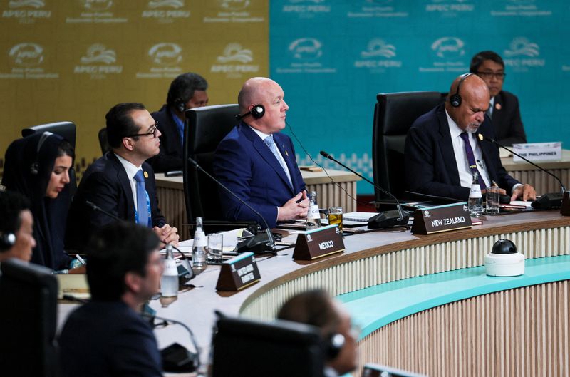 © Reuters. Mexico's Deputy Foreign Trade Minister Luis Rosendo Gutierrez, New Zealand's Prime Minister Christopher Luxon and Papua New Guinea's Deputy Prime Minister John Rosso attend the Asia-Pacific Economic Cooperation (APEC) summit in Lima, Peru, November 15, 2024. REUTERS/Leah Millis