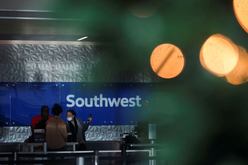 © Reuters. FILE PHOTO: Southwest customers visit the help desk after U.S. airlines, led by Southwest, canceled thousands of flights due to a massive winter storm which swept over much of the country before and during the Christmas holiday weekend, at Dallas Love Field Airport in Dallas, Texas, U.S., December 28, 2022.  REUTERS/Shelby Tauber/File Photo