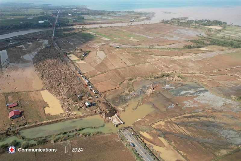 &copy; Reuters. FILE PHOTO: A drone view shows a destroyed bridge and piled-up debris along the road in the aftermath of Typhoon Usagi in Cagayan Province, Philippines, November 15, 2024. Philippine Red Cross/Handout via REUTERS/File Photo