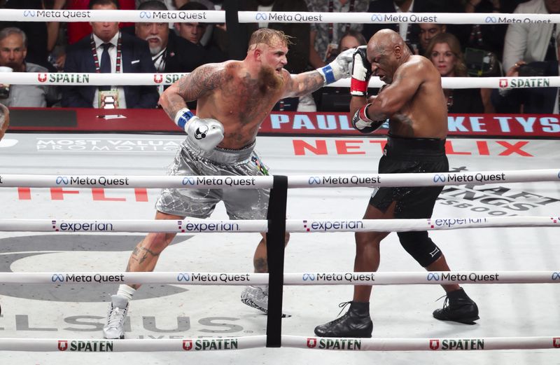 &copy; Reuters. Nov 15, 2024; Arlington, Texas, UNITED STATES;  Mike Tyson (black gloves) fights Jake Paul (silver gloves) at AT&T Stadium. Mandatory Credit: Kevin Jairaj-Imagn Images