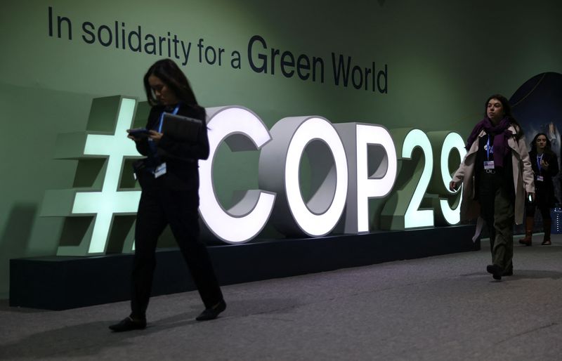 &copy; Reuters. Participants walk past an installation at the United Nations climate change conference COP29 in Baku, Azerbaijan November 16, 2024. REUTERS/Aziz Karimov