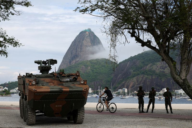 © Reuters. Members of the military stand guard at Botafogo beach, ahead of the G20 summit in Rio de Janeiro, Brazil November 15, 2024. REUTERS/Pilar Olivares