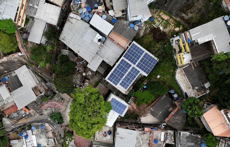 © Reuters. A drone view shows solar panels on the roof of the favela residents' association headquarters, installed by NGO Revolusolar in Babilonia favela, Rio de Janeiro, Brazil, November 8, 2024. REUTERS/Pilar Olivares