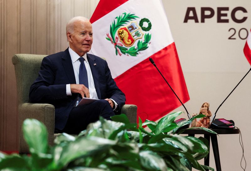 © Reuters. FILE PHOTO: U.S. President Joe Biden meets with Peru's President Dina Boluarte at the Asia-Pacific Economic Cooperation (APEC) summit in Lima, Peru, November 15, 2024. REUTERS/Leah Millis/File Photo