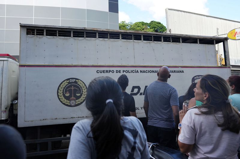 © Reuters. A truck with detainees passes by relatives of people detained during protests in Venezuela over the country's contested presidential election, outside a police headquarters, in Caracas, Venezuela July 31, 2024. REUTERS/Alexandre Meneghini/File Photo