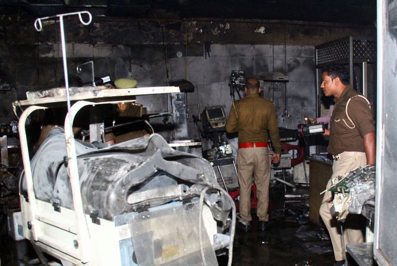 &copy; Reuters. Police officers examine the damaged neonatal intensive care unit after a fire broke out at the Maharani Laxmibai Medical College in Jhansi district, in the northern state of Uttar Pradesh, India, November 16, 2024. REUTERS/Stringer