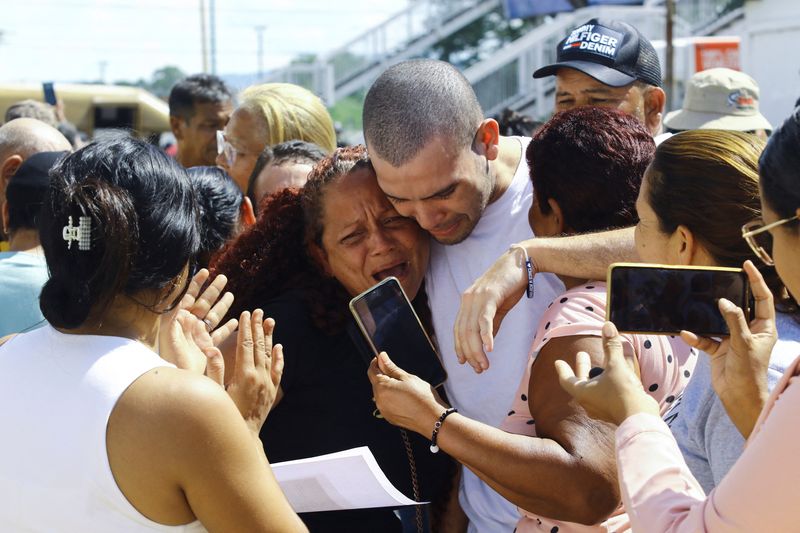 © Reuters. A man who was arrested during a protest after the disputed presidential elections, reacts after being released from prison, outside the Tocuyito prison, in Tocuyito, Venezuela November 16, 2024. REUTERS/Juan Carlos Hernandez