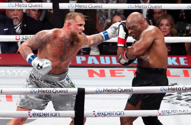 &copy; Reuters. FILE PHOTO: Nov 15, 2024; Arlington, Texas, UNITED STATES;  Mike Tyson (black gloves) fights Jake Paul (silver gloves) at AT&T Stadium. Kevin Jairaj-Imagn Images/File Photo