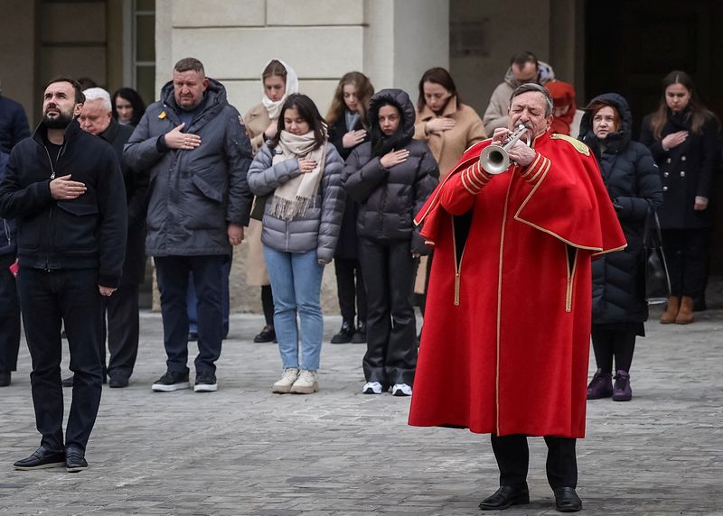 © Reuters. A trumpeter Yaroslav Simkiv plays his trumpet during a funeral ceremony for a Ukrainian serviceman who was killed in a fight against Russian troops, amid Russia's attack on Ukraine, in Lviv, Ukraine, November 8, 2024. REUTERS/Roman Baluk