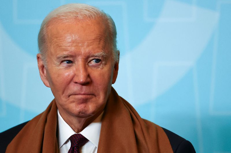 &copy; Reuters. U.S. President Joe Biden joins for a family photo during the APEC summit in Lima, Peru, November 16, 2024. REUTERS/Agustin Marcarian