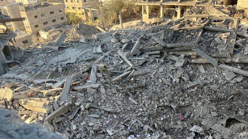 © Reuters. A multi-storey residential building lies in ruins following an Israeli strike, in Beit Lahiya in the northern Gaza Strip, November 17, 2024. REUTERS/Stringer