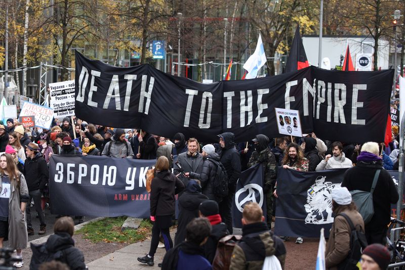 © Reuters. People attend a Ukraine war and Putin protest in Berlin, November 17, 2024. REUTERS/Lisi Niesner