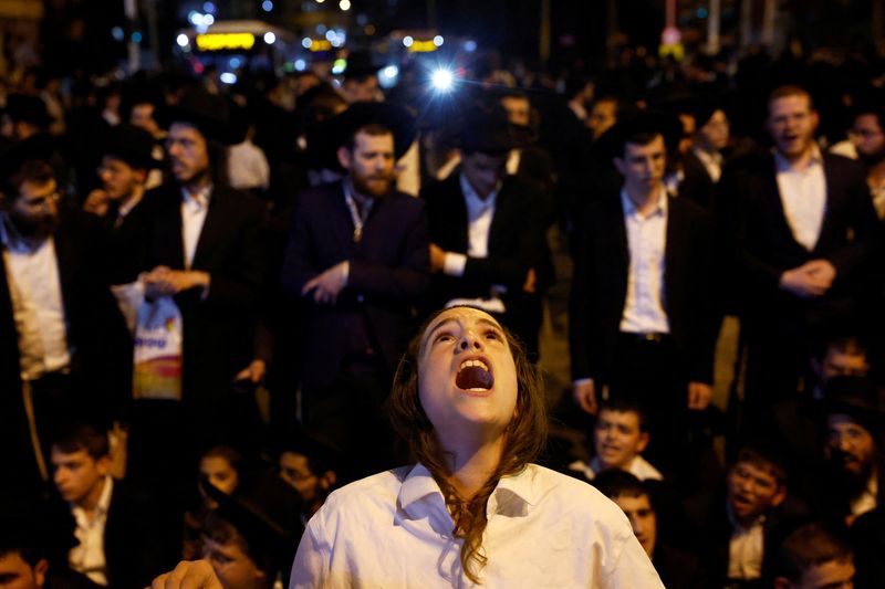 © Reuters. Israeli ultra-Orthodox Jews protest after the Israeli military issued call-up notices, Bnei Brak, November 17, 2024. REUTERS/Thomas Peter