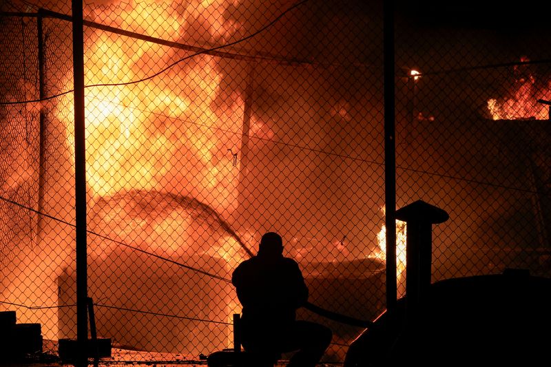 © Reuters. A firefighter works to extinguish a fire at the site of an Israeli strike in Beirut's Mar Elias street, Lebanon November 17, 2024. REUTERS/Thaier Al-Sudani