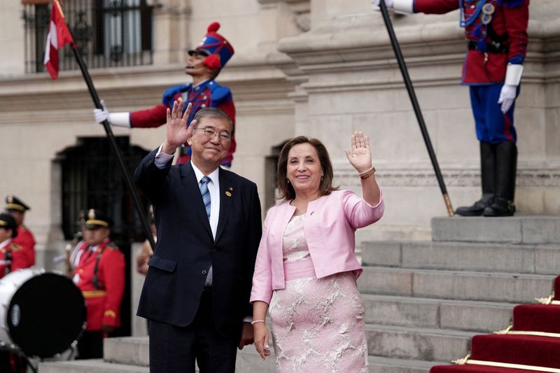 &copy; Reuters. Peru's President Dina Boluarte welcomes Japan's Prime Minister Shigeru Ishiba, in Lima, Peru November 17, 2024. REUTERS/Angela Ponce