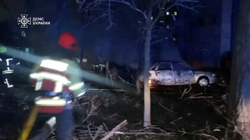 &copy; Reuters. Emergency services work at the scene after a Russian missile hit a residential building, according to local prosecutors, in this screengrab from video with a location given as Sumy, Ukraine, November 17, 2024. Ukrainian Presidential Press Service/Handout 