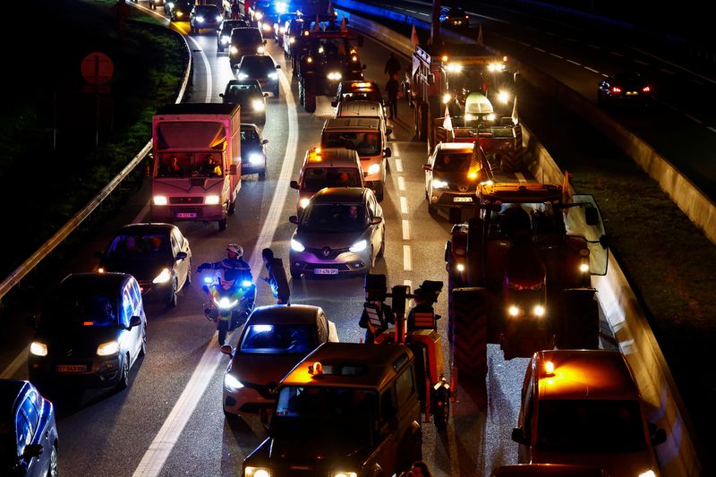 © Reuters. French farmers block a road with tractors, in protest against EU-Mercosur free trade deal as French President Emmanuel Macron is on a state visit to Argentina, in Velizy-Villacoublay, near Paris, France, November 17, 2024. REUTERS/Stephanie Lecocq