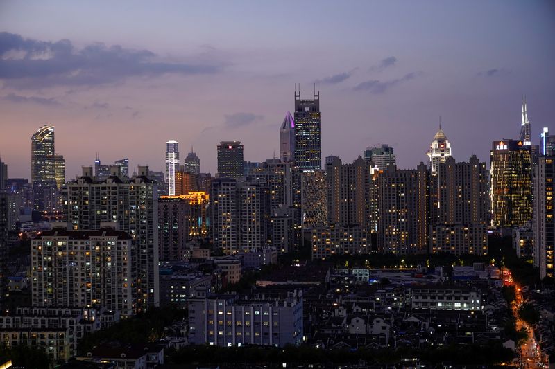 © Reuters. FILE PHOTO: A general view of buildings in Shanghai, China October 9, 2020. REUTERS/Aly Song/File Photo