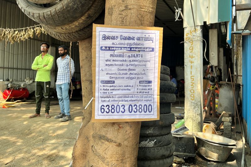 © Reuters. A poster in Tamil language advertises smartphone assembly roles, outside a shop in Sriperumbudur, near Chennai, in India, October 28, 2024. REUTERS/Munsif Vengattil