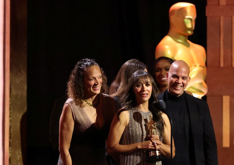 &copy; Reuters. Quincy Jones' daughter Rashida Jones reacts while accepting the Honorary Award on behalf of her late father during the Academy of Motion Picture Arts and Sciences 15th Governors Awards at the Ray Dolby Ballroom in Los Angeles, California, U.S. November 17