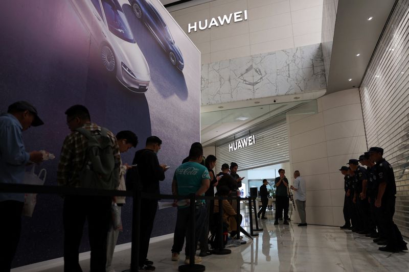 © Reuters. People queue outside a Huawei flagship store ahead of its opening hours, before the Huawei Mate XT tri-foldable smartphone goes on sale in Beijing, China September 20, 2024. REUTERS/Wang Jiawei